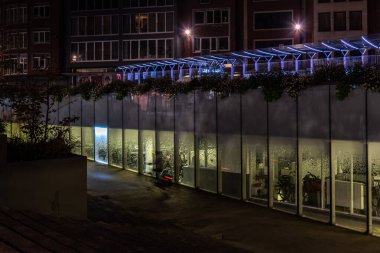 Leuven, Flaman Brabant Bölgesi, Belçika - 09 22 2021: Pieter De Somer Meydanı ve geceleyin bisiklet park alanı