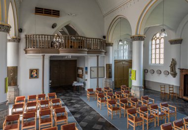 Wespelaar, Flaman Brabant Bölgesi, Belçika - 09 23 2021: Köy katolik kilisesinin iç tasarımı