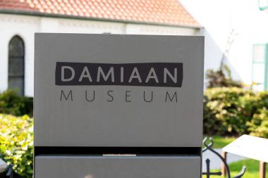 Tremelo, Flaman Brabant Bölgesi, Belçika - 09 23 2021: Peder Damien müzesinin girişini imzalayın