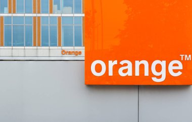 Evere, Brüksel Başkent Bölgesi, Belçika - 09 20 2021: Turuncu telekom genel merkezinin imzası ve logosu