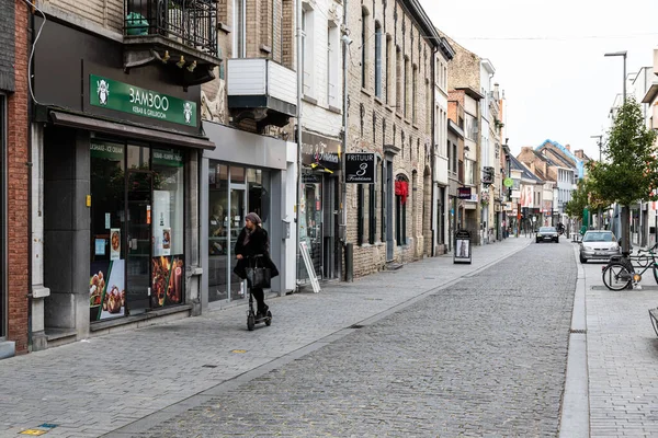 Vilvoorde, Flaman Bölgesi - Belçika - 10 17 2021: Alışveriş caddesinde yürüyen genç kadın
