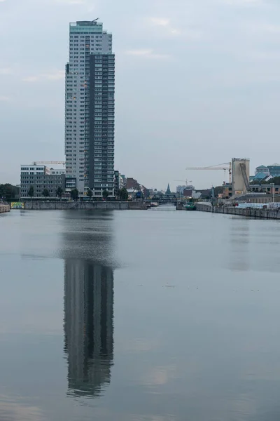 Laeken Região Capital Bruxelas Bélgica 2021 Torre Residencial Centro Refletindo — Fotografia de Stock