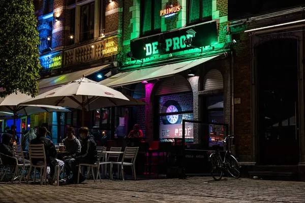 Leuven, Flaman Brabant Bölgesi, Belçika - 09 22 2021: Öğrenci, öğrenci barı Cafe de Prof ile Eski Pazar Meydanı 'nda parti veriyor