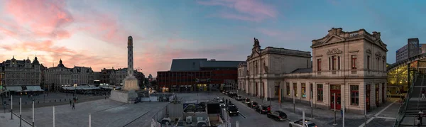Leuven, Flaman Brabant Bölgesi, Belçika - 09 22 2021: Barış Anıtı ve gün batımında tren istasyonunun bulunduğu Martelaren Meydanı