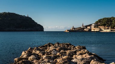 Soller Körfezi 'ne bakın. Önünde kayalar var.