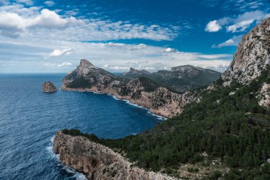 Deniz üzerindeki panoramik manzara, uçurumlar, kayalar ve Cap de Fromentor dağları, Mallorca, İspanya