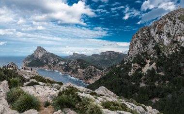 Deniz üzerindeki panoramik manzara, uçurumlar, kayalar ve Cap de Fromentor dağları, Mallorca, İspanya