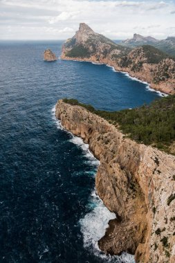 Deniz üzerindeki panoramik manzara, uçurumlar, kayalar ve Cap de Fromentor dağları, Mallorca, İspanya