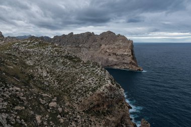Deniz üzerindeki panoramik manzara, uçurumlar, kayalar ve Cap de Fromentor dağları, Mallorca, İspanya