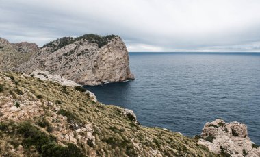 Deniz üzerindeki panoramik manzara, uçurumlar, kayalar ve Cap de Fromentor dağları, Mallorca, İspanya
