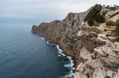 Deniz üzerindeki panoramik manzara, uçurumlar, kayalar ve Cap de Fromentor dağları, Mallorca, İspanya
