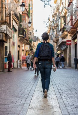 Palma de Mallorca 'daki Old Town sokaklarında yürüyen kadın turist