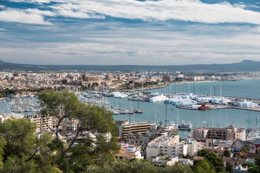 Palma de Mallorca, Mallorca, İspanya - 12: 30 2017: Liman üzerinden görüş