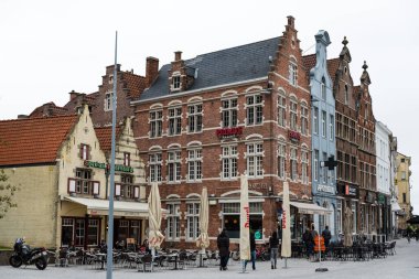 Oudenaarde, Doğu Flanders Bölgesi - Belçika - Ekim 2017: Eski Pazar Meydanı Terasları