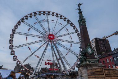 Brüksel Eski Kent, Brüksel Başkent Bölgesi / Belçika - 12 06 2019: Saint Catherine Meydanı 'ndaki Noel pazarında dönme dolap