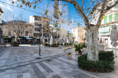 Soller, İspanya - 12: 25 2017: Güneşli bir kış gününde ana meydan
