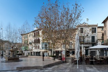 Soller, İspanya - 12: 25 2017: Güneşli bir kış gününde ana meydan
