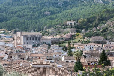 Valldemossa, Mallorca / İspanya - 12 26 2017: Köyün ve dağların manzarasına bakan turistler