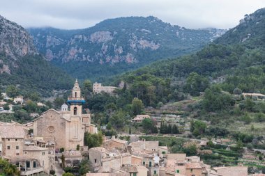 Valldemossa, Mallorca / İspanya - 12. 26 2017: Eski kasabanın tarihi köy evleri, çatıları ve kilise caddelerine bakın