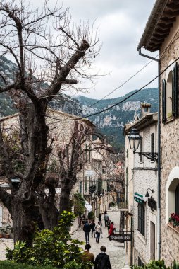 Valldemossa, Mallorca - İspanya - 12 26 2017: Eski şehir sokakları, dükkanlar, restoranlar ve turistler