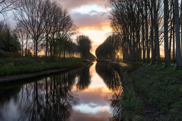 Bruges Yakınlarındaki Kanalda Renkli Yansımalar — Stok fotoğraf