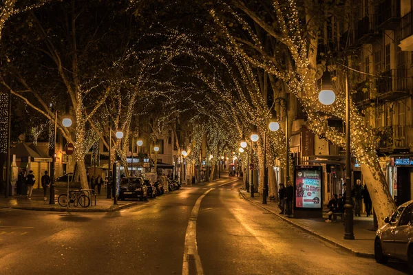 Alma Mallorca Mallorca Mallorca Spain 2017 游客在晚上走过古城的街道和广场 — 图库照片