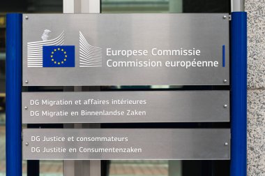 Ixelles, Brüksel Başkent Bölgesi, Belçika - 11 19 2021: Avrupa Komisyonu 'nun İçişleri, Adalet ve Göç Dairesi' nin yazıt imzası