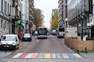 Ixelles, Brüksel Başkent Bölgesi, Belçika - 11 19 2021: Avrupa semtindeki Lüksemburg Caddesi 'ndeki otobüs