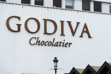 Koekelberg, Brüksel Başkent Bölgesi, Belçika - 11 19 2021: Godiva Çikolata Fabrikasının cephesi ve işareti
