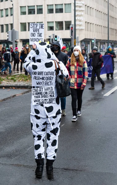 2021年11月28日 比利时布鲁塞尔首都区圣约瑟 维护妇女权利和保护动物的素食抗议者 — 图库照片