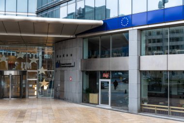Aziz - Josse, Brüksel Başkent Bölgesi - Belçika - 04 26 2021: Avrupa Komisyonu Eurostat bürosunun genel merkezinin girişi