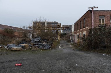 Laeken, Brüksel Başkent Bölgesi, Belçika - 01 02 2018: Toprak ve kullanılmış malzemelerle terk edilmiş yıkım sahası