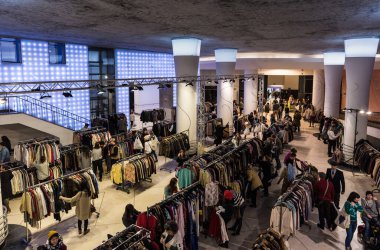 Brüksel, Belçika - 12: 20 2017: Eski moda fuarı Horta Galerisi 'nden ikinci el kıyafet satın alanlar