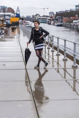 Şehir geçmişi olan 20 yaşında bir kızın portresi.