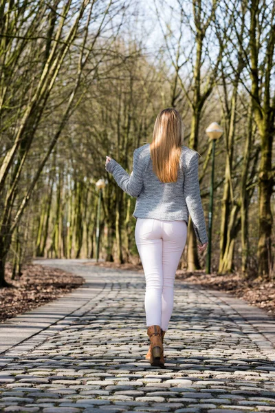 Jette Bélgica 2018 Joven Chica Rubia Jeans Blancos Caminando Sobre — Foto de Stock