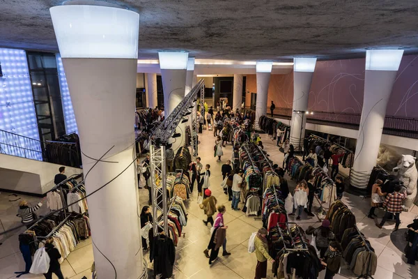 Bruxelas Bélgica 2017 Feira Modo Vintage Com Pessoas Comprando Roupas — Fotografia de Stock