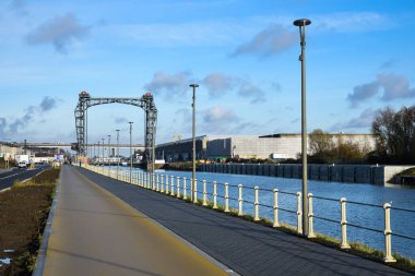 Neder-Over-Heembeek, Brüksel, Belçika - 12 11 2021: Bisiklet yolu, kanal ve Buda köprüsü