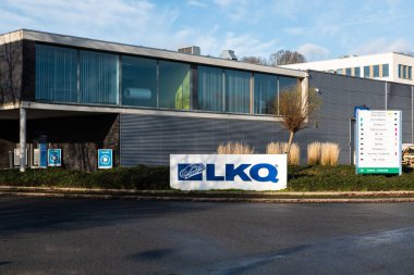 Neder-Over-Heembeek, Brüksel, Belçika - 12 11 2021: Parçaları ve araç boyaları için LKQ otomotiv şirketi