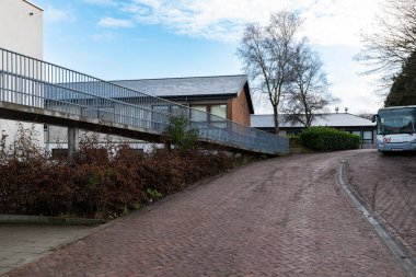 Neder-over-Heembeek, Brüksel, Belçika - 12 11 2021: Engelli çocuklar için bir okul olan Heemschool 'un Girişi