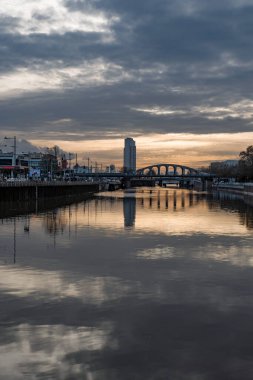 Brüksel, Belçika - 12.11 2021: Sanayi ve De Trooz köprüsü altın saat boyunca kanalın suyuna yansıyor