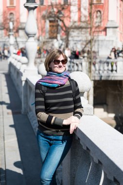 Ljubljanica nehrinin kıyısında 30 yaşında beyaz bir kadının portresi.