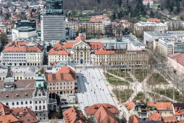 Ljubljana, Slovenya -04 07 2018: şatodan ana meydanın panoramik manzarası