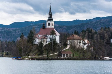 Bled, Slovenya, 04 11 2018: Bled Gölü, kale ve dağlarına bakın