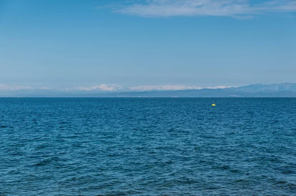 Синій Морський Плащ Мінімалістичному Стилі Горами Задньому Плані Пірані Словенія — стокове фото