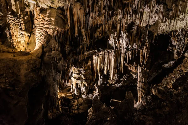 Karst bölgesinde dikitler ve sarkıtlar olan Hughe mağarası.