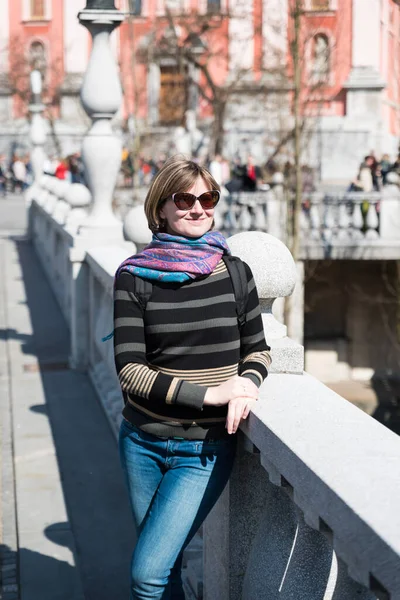 Ljubljanica nehrinin kıyısında 30 yaşında beyaz bir kadının portresi.