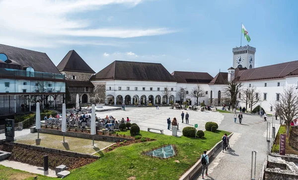 Liubliana Eslovenia 2018 Personas Caminando Corte Interior Del Castillo Liubliana — Foto de Stock