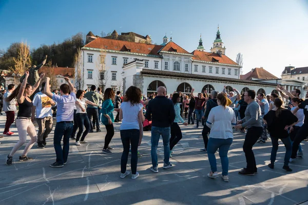 Ljubljana, Slovenya - 04 12 2018: Eski kentte spontane folklor dans partisi