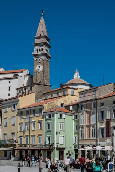 Piran, Slovenya - 04 07 2018: güneşli bir günde insanlar Tartini meydanında yürüyor