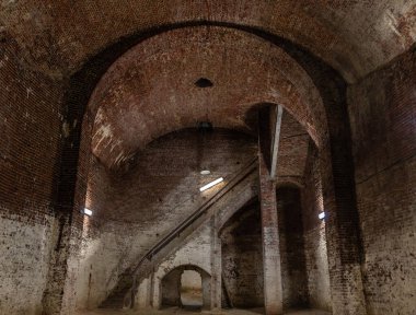 Auderghem, Brüksel / Belçika - 05 02 2018: Üniversitenin yakınındaki buz mahzeninin içi tuğla taşı